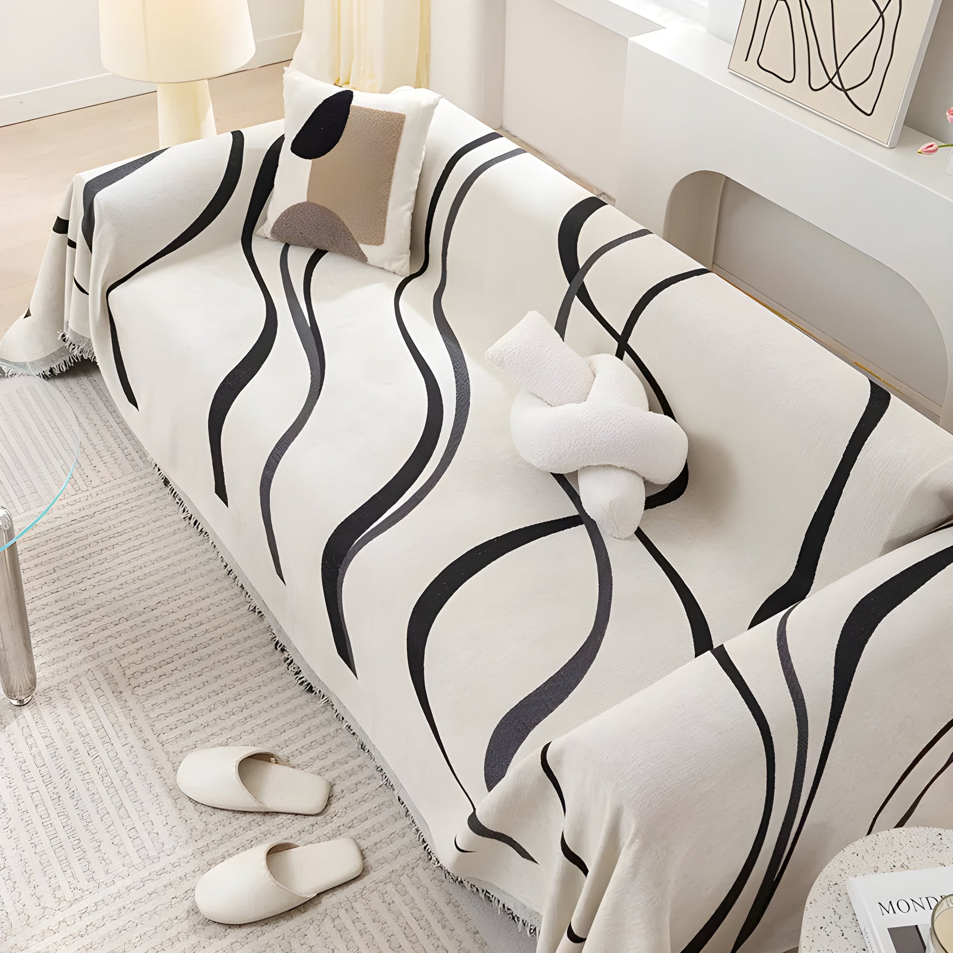 Schwarz-weiß gestreiftes Sofa mit Kissen, modernes Wohnzimmer, minimalistisches Design.