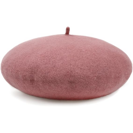 Ullberet i dammigt rosa med liten spets på toppen, fotograferad på vit bakgrund 1