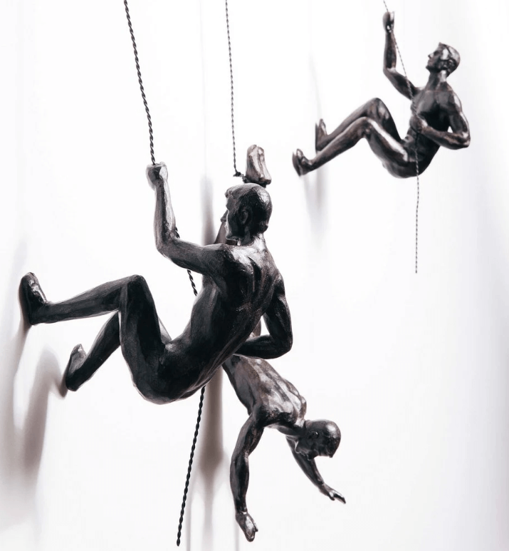 Bergsklättrare väggskulptur – PeakFigures