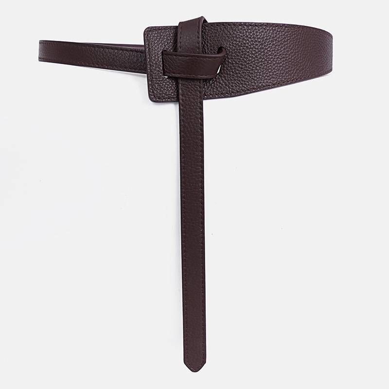 Dunkelbrauner Ledergürtel, minimalistisches Design, modisches Accessoire, Damenmode.