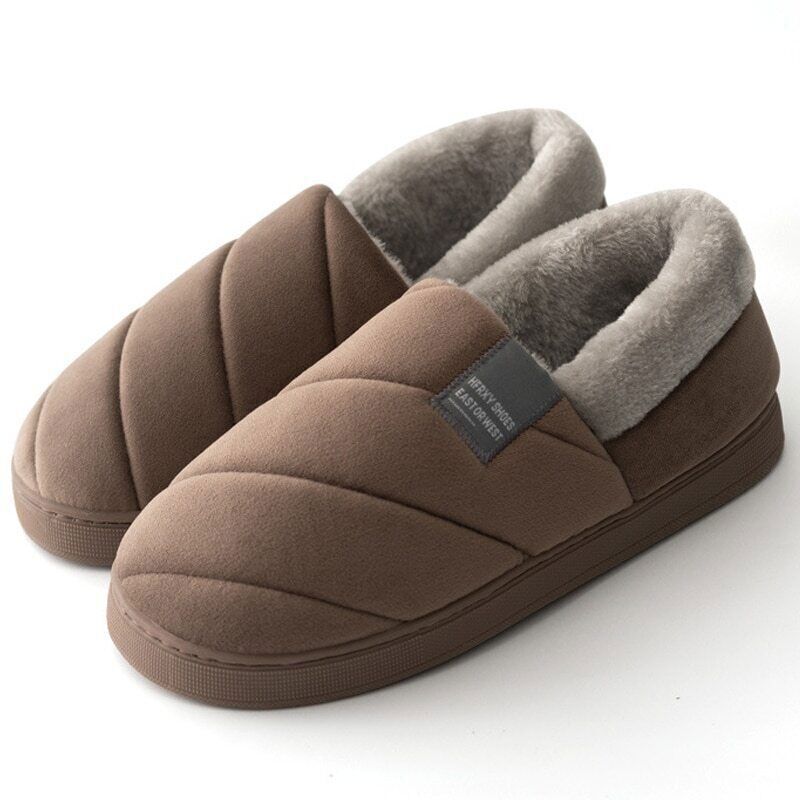 Braune Hausschuhe aus Wildleder mit Plüschfutter, ideal für Winter, gemütlich und warm.