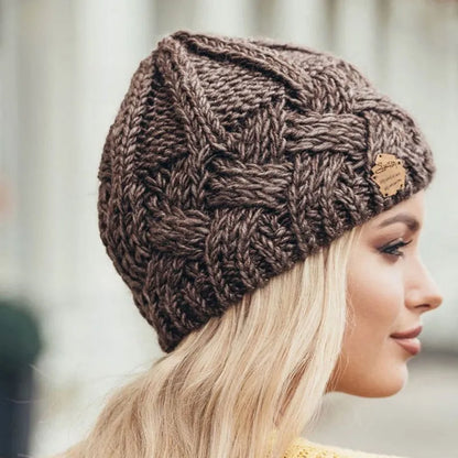 Braune Strickmütze aus Wolle, Damenmode, Winteraccessoire, Zopfmuster, seitliche Ansicht