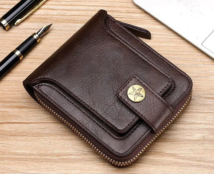 Braune Leder-Geldbörse mit Reißverschluss auf Holztisch, elegante Herrenbrieftasche.