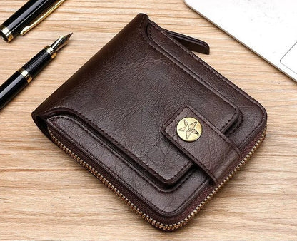 Braune Leder-Geldbörse mit Reißverschluss auf Holztisch, elegante Herrenbrieftasche.