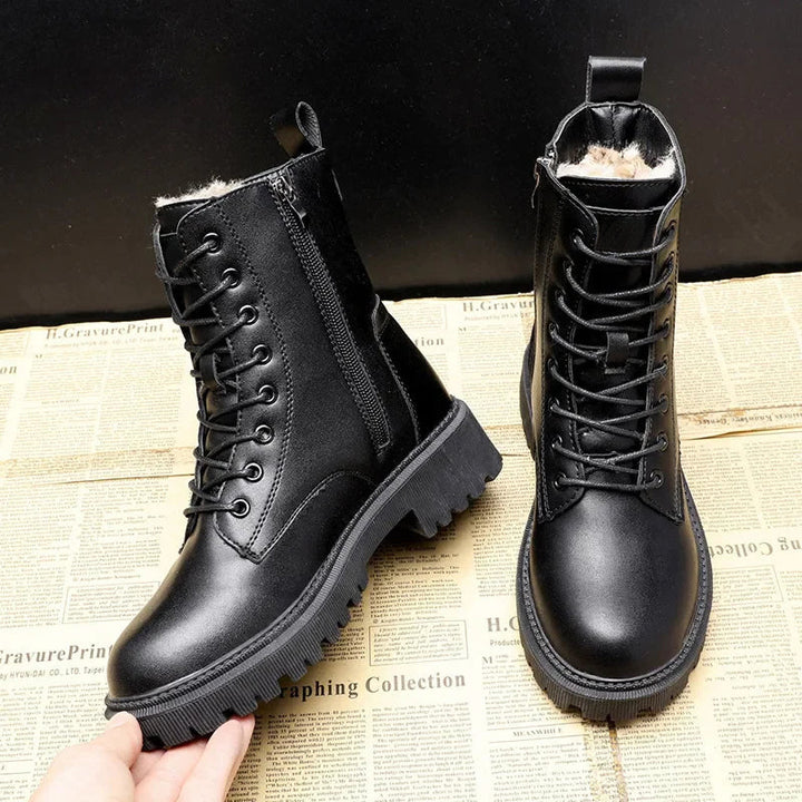 Schwarze Lederstiefel, Plüschfutter, Plattformsohle, britischer Stil, Wintermode.