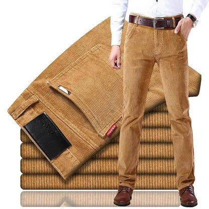 Braune Cordhose für Herren, elegant, bequem, ideal für Herbstmode, mit Gürtel und Hemd kombiniert.