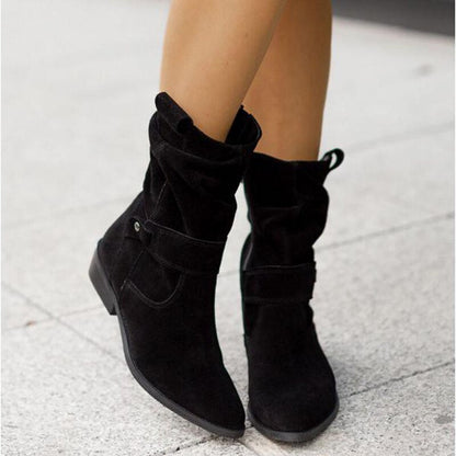 Schwarze Damen-Stiefeletten aus Wildleder mit Reißverschluss und niedrigem Absatz.