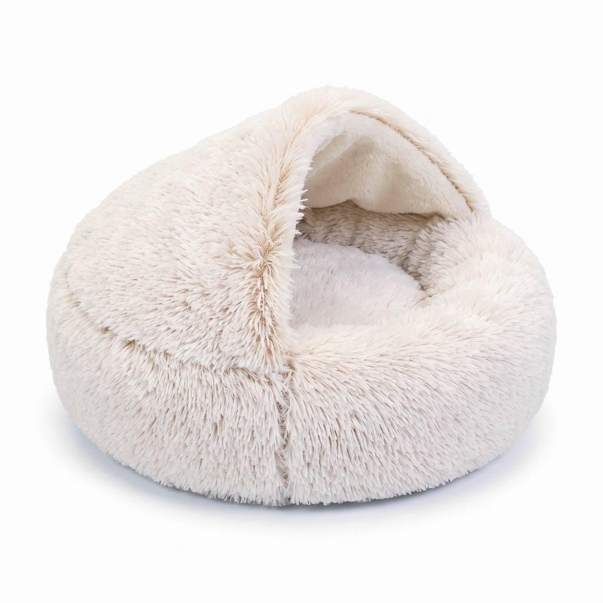 Beige plyschbädd med huva mot vit bakgrund, med mjuk krämvit insida och huvan delvis uppvikt. 14