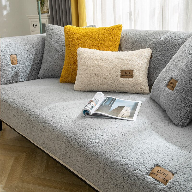 Graue Couch mit weichem, flauschigem Überzug und gelbem Kissen, modernes Wohnzimmerdesign.