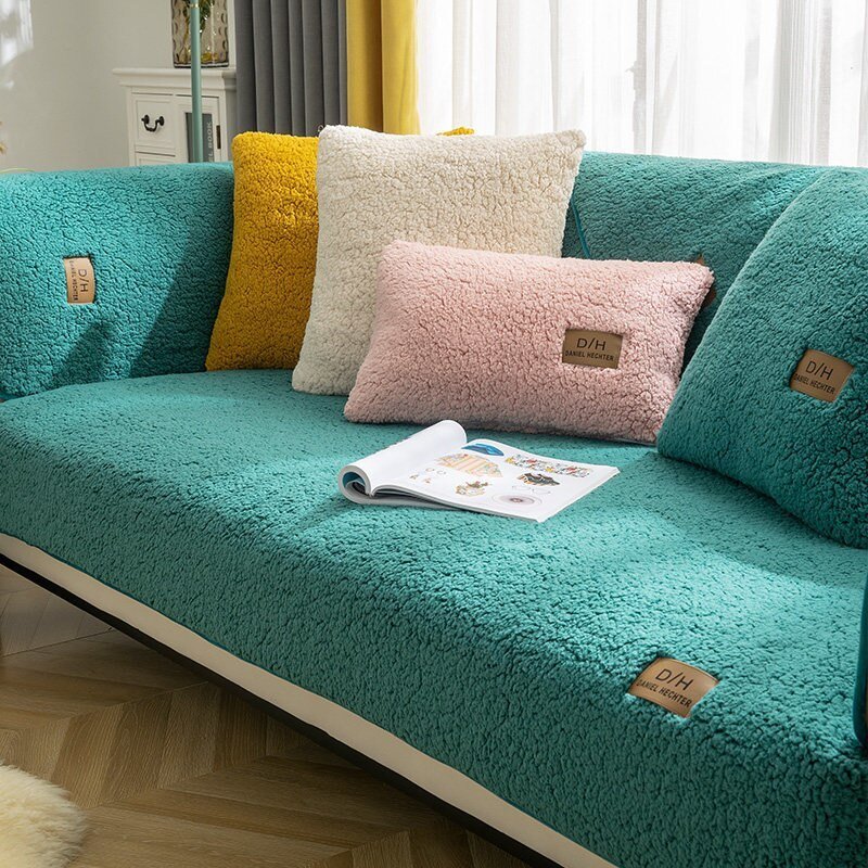 Ultraweiche, türkisfarbene Sofahusse mit Kissen, Wohnzimmer, gemütlich, modern, Dekoration.