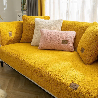 Gelbes Sofa mit weichem, flauschigem Überzug und Kissen, modernes Wohnzimmer, gemütliche Einrichtung.