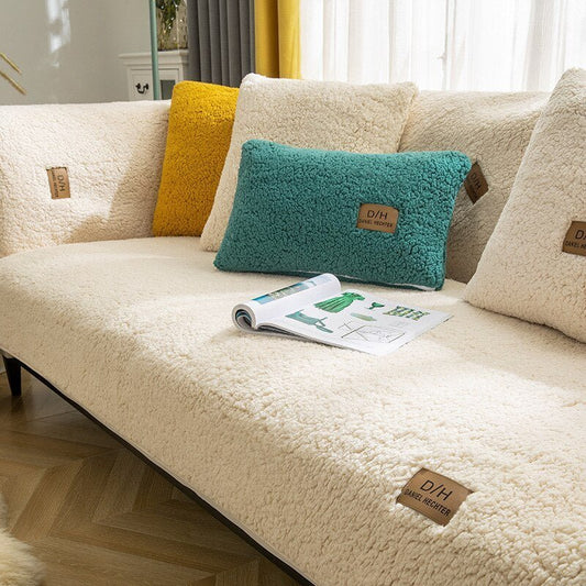 Beige Sofabezug aus Fleece, ultraweich, mit Kissen, modernes Wohnzimmer, gemütlich.