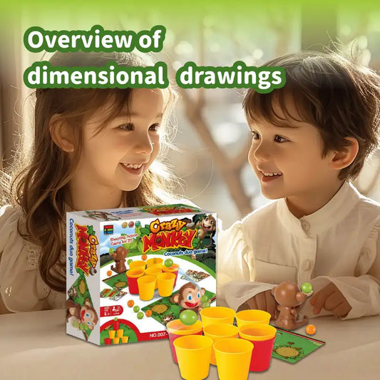 Zwei Kinder spielen mit Crazy Monkey Spielzeug, gelbe Becher, bunte Kugeln, Spaßspiel.