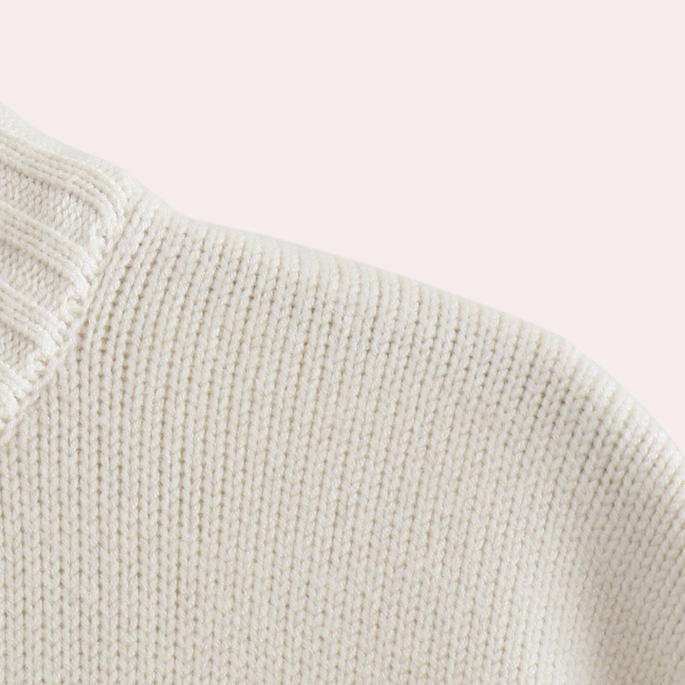 Weiße Strickpullover-Detailansicht, Baumwolle, gerippter Kragen, modisch, hochwertig.