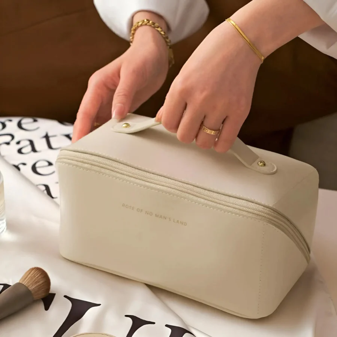 Beige Kosmetiktasche aus Leder, rechteckig, mit Reißverschluss, ideal für Reisen und Aufbewahrung.