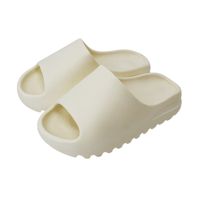 Beige Badeschlappen, rutschfest, Unisex, EVA-Material, bequem, für Strand und Pool.