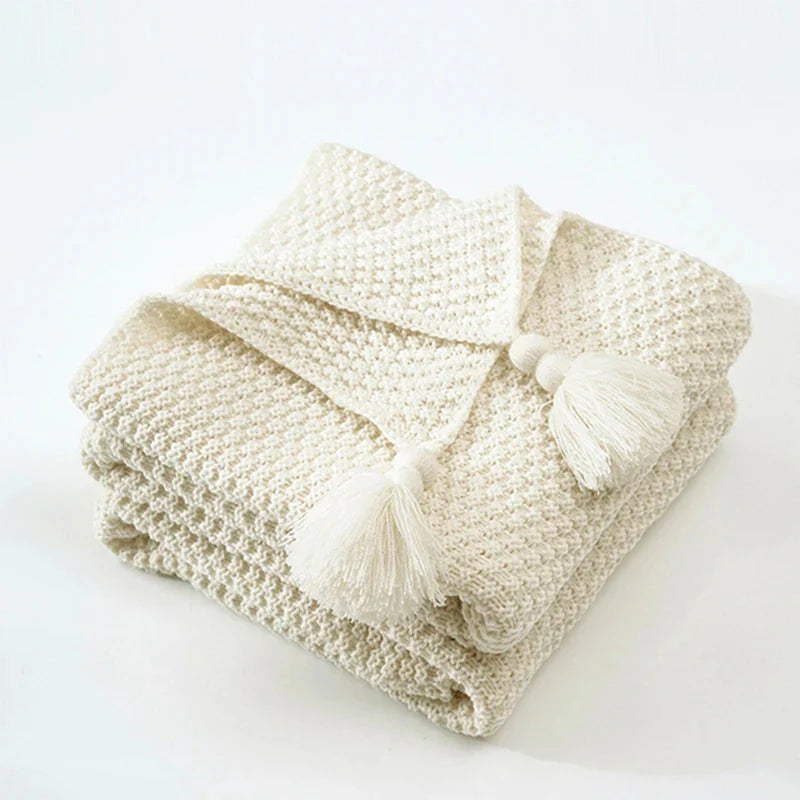 Beige Strickdecke mit Quasten, Baumwolle, weiche Textur, gemütliche Wohnaccessoires, Sofaüberwurf.