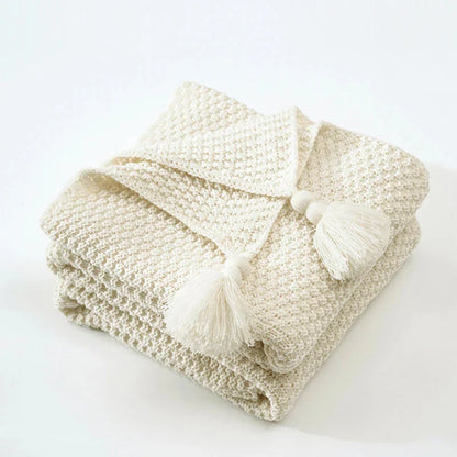 Beige Strickdecke mit Quasten, Baumwolle, weiche Textur, gemütliche Wohnaccessoires, Sofaüberwurf.