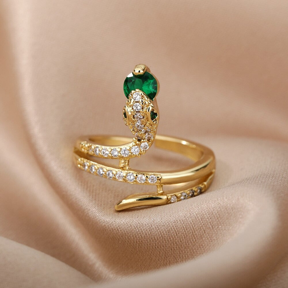 Goldener Schlangenring mit Zirkonia und grünen Steinen, eleganter Schmuck für Damen.
