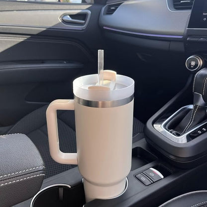 Weißer Thermobecher im Auto, Edelstahl, doppelwandig, mit Griff, ideal für Reisen und Pendeln.