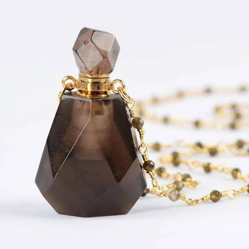 Brauner Kristall-Parfümflakon mit goldener Kette, elegantes Design, Schmuckstück.