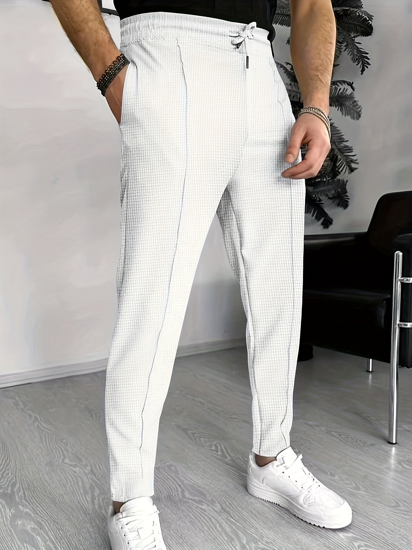 Weiße karierte Herren-Chinohose, elastischer Bund, modern, bequem, stilvoll, Freizeitmode.
