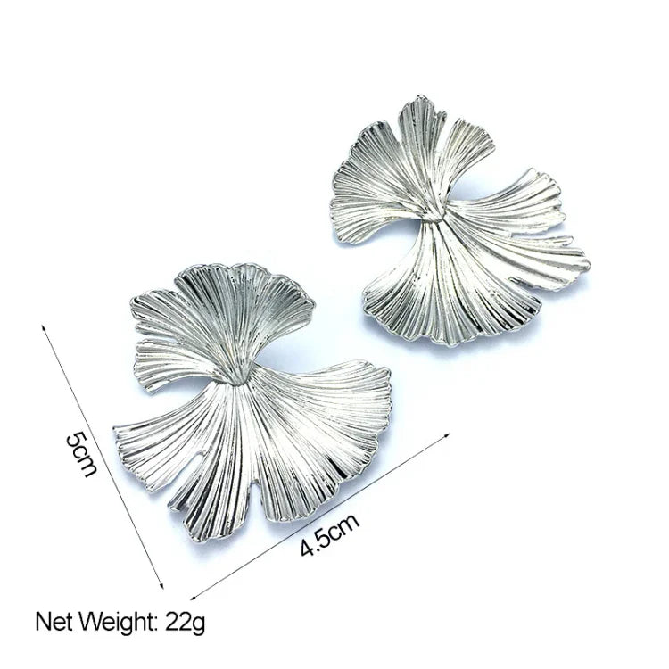 Silberne Ginkgo-Blatt Ohrringe, 5cm, modisches Schmuckdesign, elegantes Accessoire.