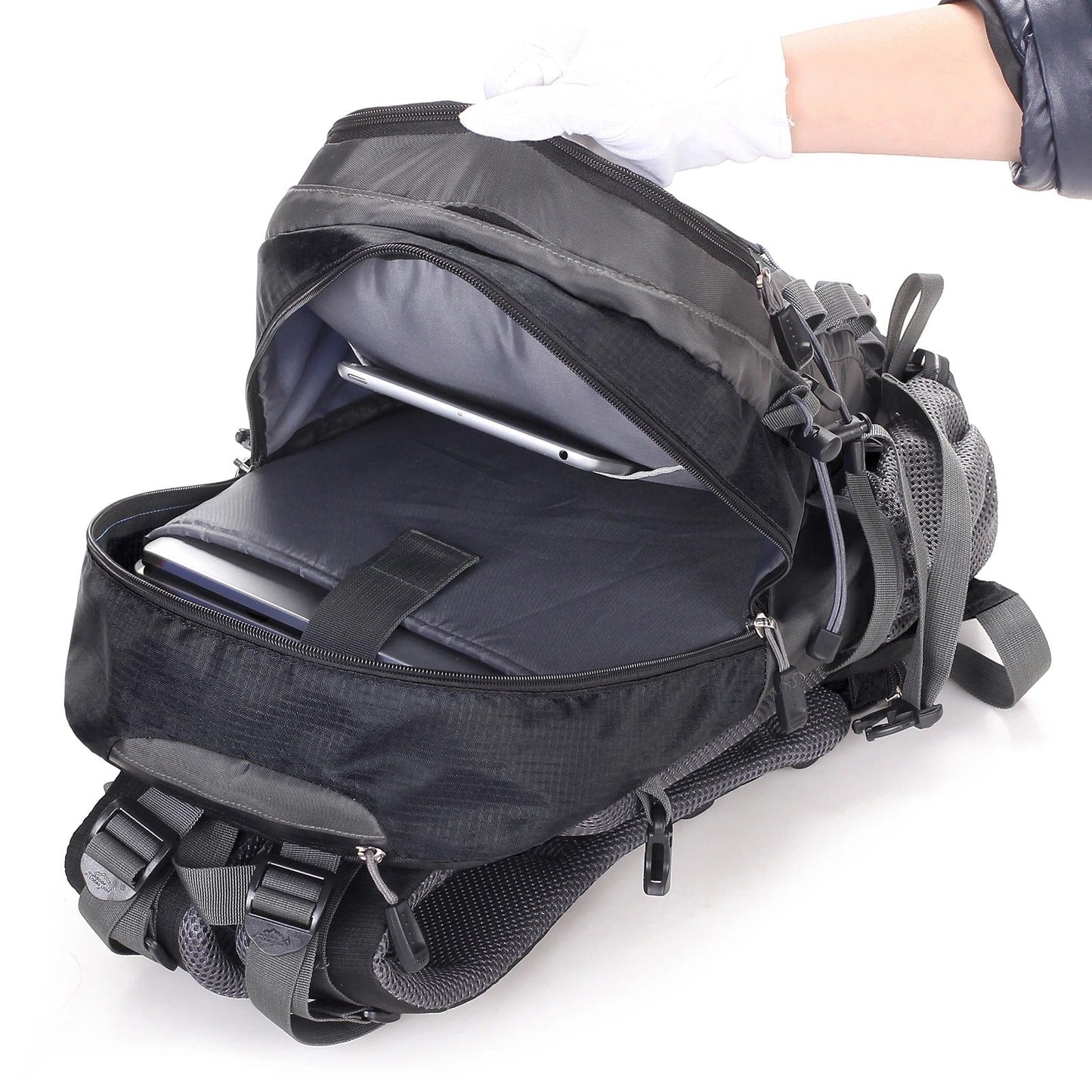 Schwarzer Laptop-Rucksack, geöffnet, mit Laptopfach, ideal für Reisen und Arbeit.