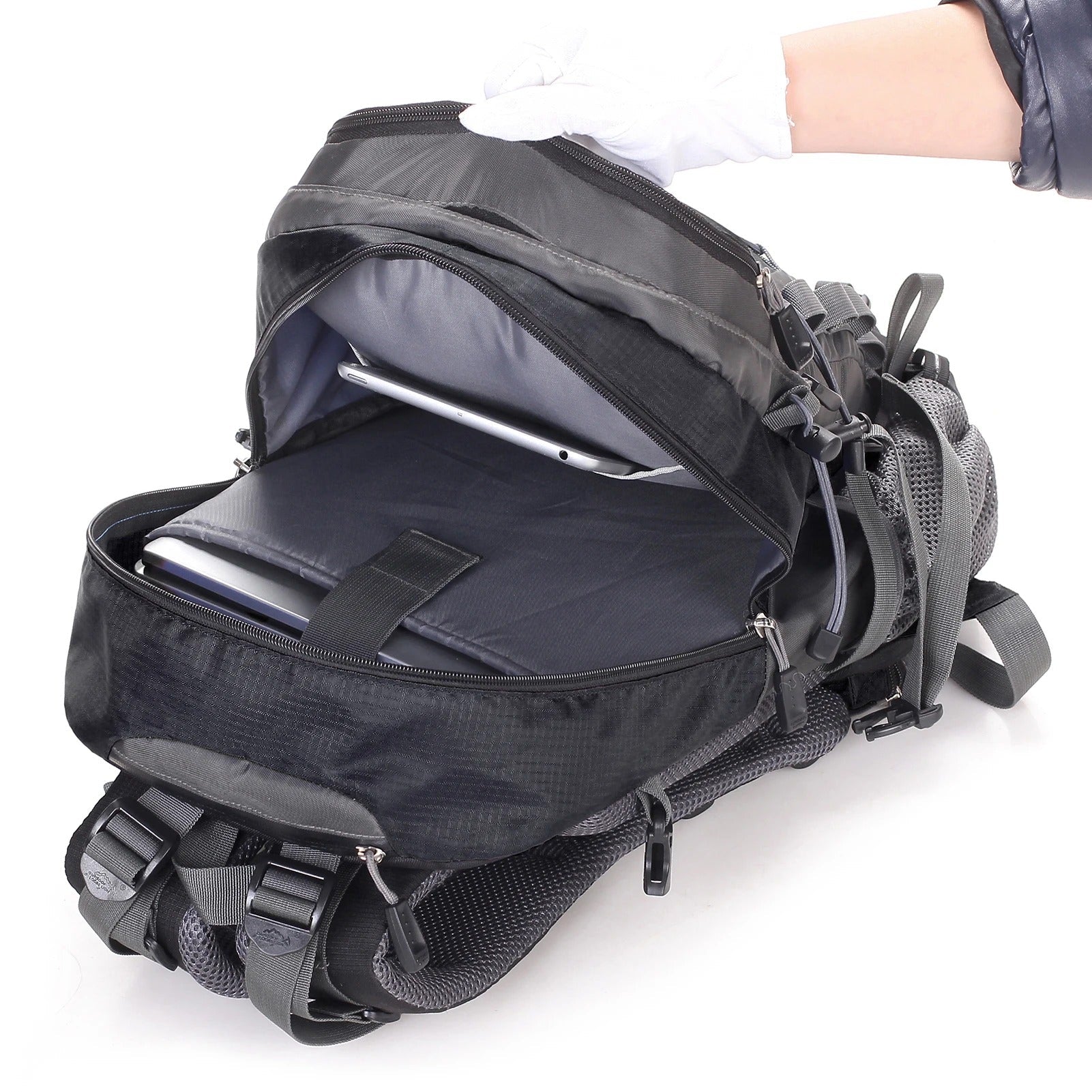 Schwarzer Laptop-Rucksack, geöffnet, mit Laptopfach, ideal für Reisen und Arbeit.