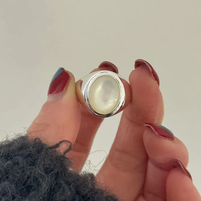 Silberring mit rundem Mondstein, Damenring, handgefertigt, eleganter Schmuck, Geschenkidee.