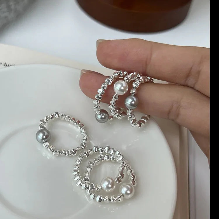 Silberne Perlenringe, handgefertigt, modisch, Schmuck, Damenaccessoire, elegantes Design.