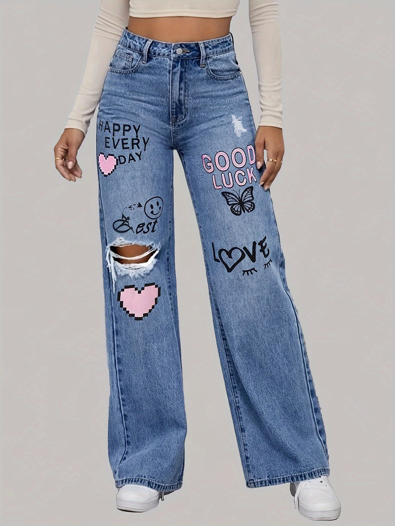 Damen-Jeans mit Aufnähern, blau, weites Bein, modisch, Streetwear, Stickerei, Distressed-Look.