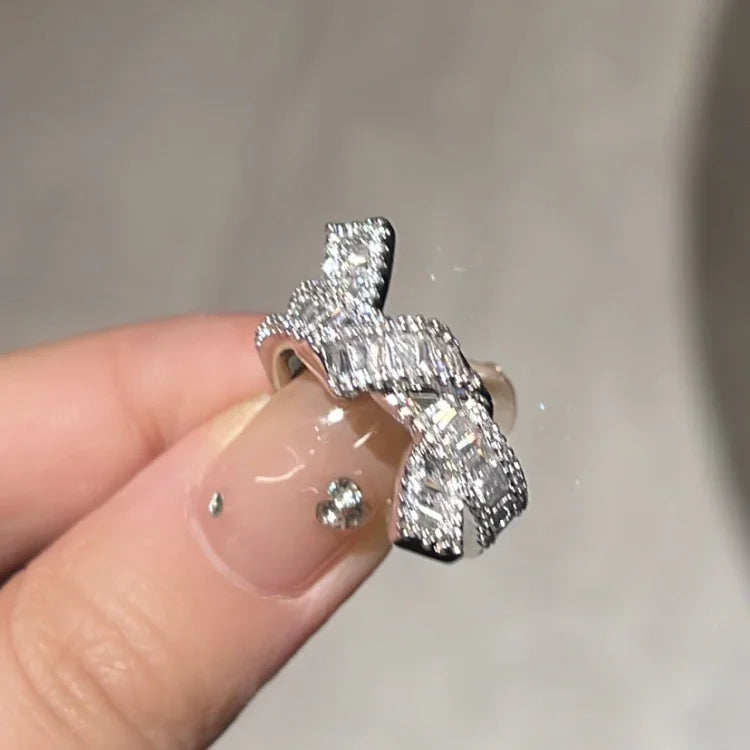 Silberner Diamantring mit Zickzack-Design, funkelnd, luxuriös, eleganter Schmuck für Damen.