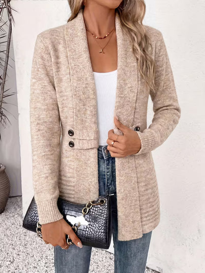 Beige kofta öppen framtill, burin med vit topp, jeans och svart krokodilmönstrad väska 3