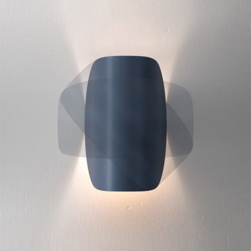 Moderne schwarze Wandleuchte, minimalistisches Design, LED-Beleuchtung, Innenbeleuchtung.