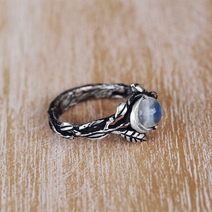 Silberring mit Mondstein, handgefertigt, Vintage-Stil, Schmuck, einzigartiges Design, Geschenkidee.