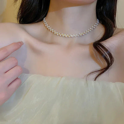 Frau mit eleganter Perlenkette, weiß, doppellagig, Schmuck, Modeaccessoire, Nahaufnahme.