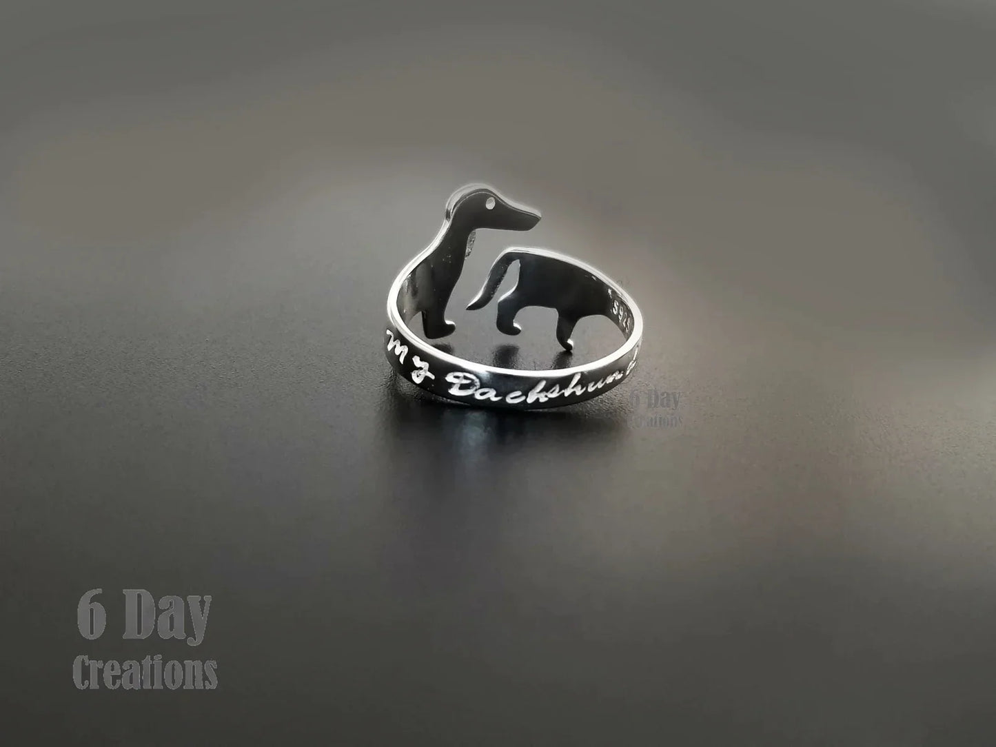 Silberner Dackel-Ring, verstellbar, handgefertigt, Geschenk für Hundeliebhaber.