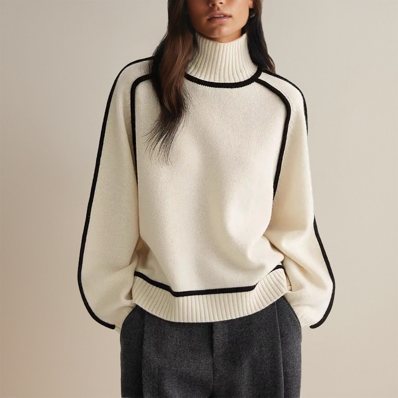 Frau in cremefarbenem Rollkragenpullover mit schwarzen Akzenten, eleganter Wintermode.