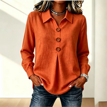 Orange skjorta med krage och tre träknappar, buren med jeans och armbandsur 12