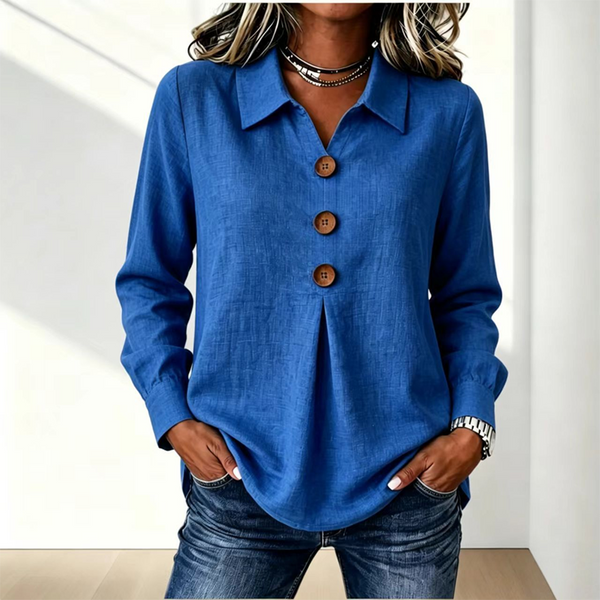 Blå skjorta med krage och tre träknappar, buren med jeans och armbandsur 15