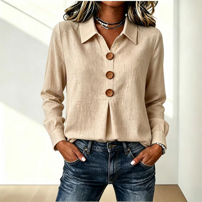 Beige skjorta med krage och tre träknappar, buren med jeans mot ljus bakgrund 2