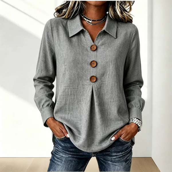 Grå skjorta med krage och tre träknappar, buren med jeans och halsband 8