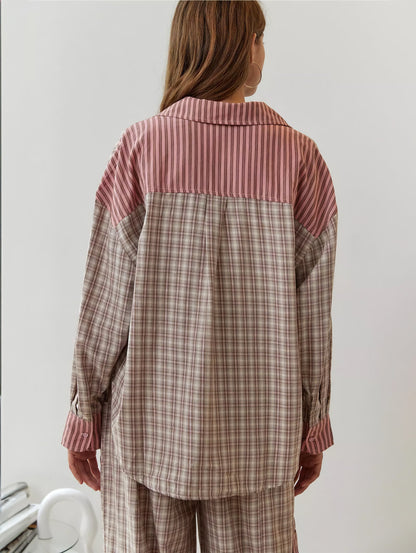Baksidan av den rutiga skjortan i beige och rosa, med rosarandigt ok och rosarandiga manschetter. 8