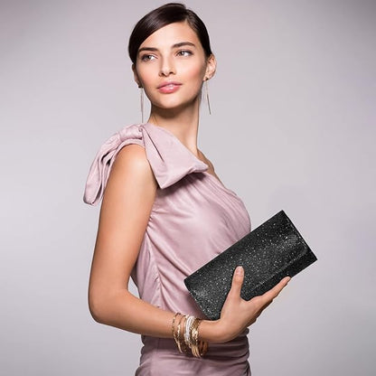 Frau mit schwarzer Glitzer-Clutch, elegantes Abendkleid, Schmuck, Modeaccessoires, stilvoll.