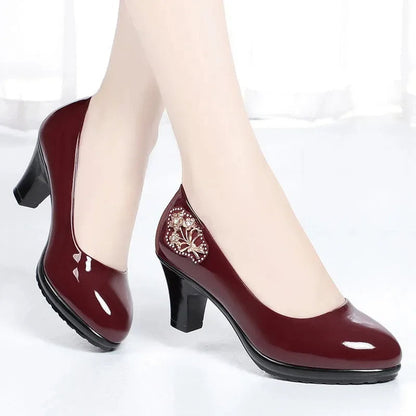 Damen Pumps, weinrot, Lackleder, mittlerer Absatz, elegantes Design, Abendmode, bequem.