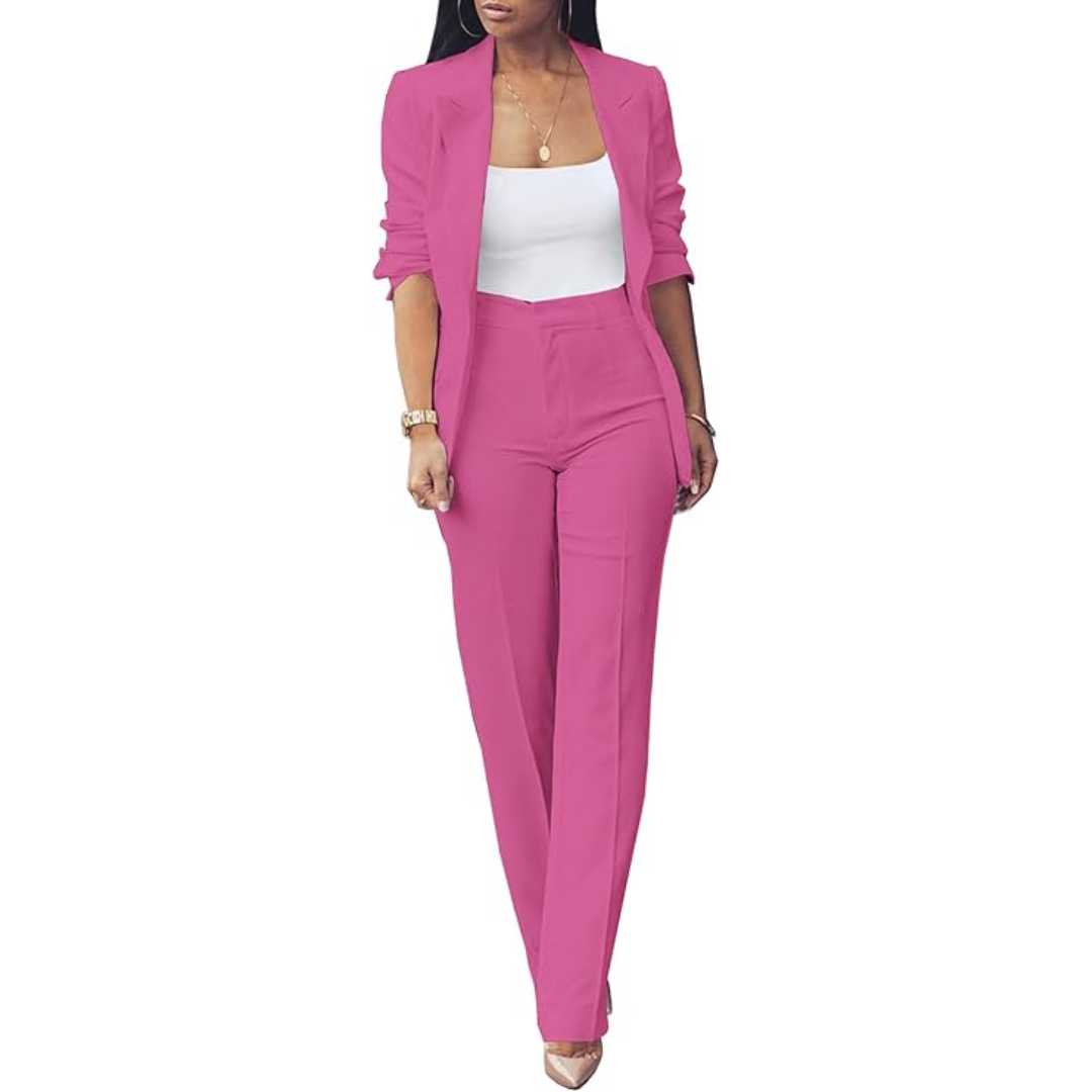 Frau in pinkem Hosenanzug mit weißem Top, Businessmode, eleganter Stil, Damenbekleidung.