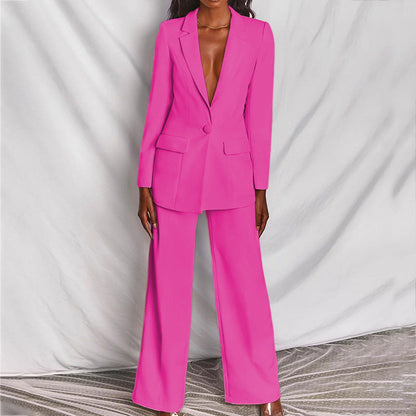 Frau im pinken Hosenanzug, elegantes Design, Damenmode, Business-Outfit, stilvoller Look.