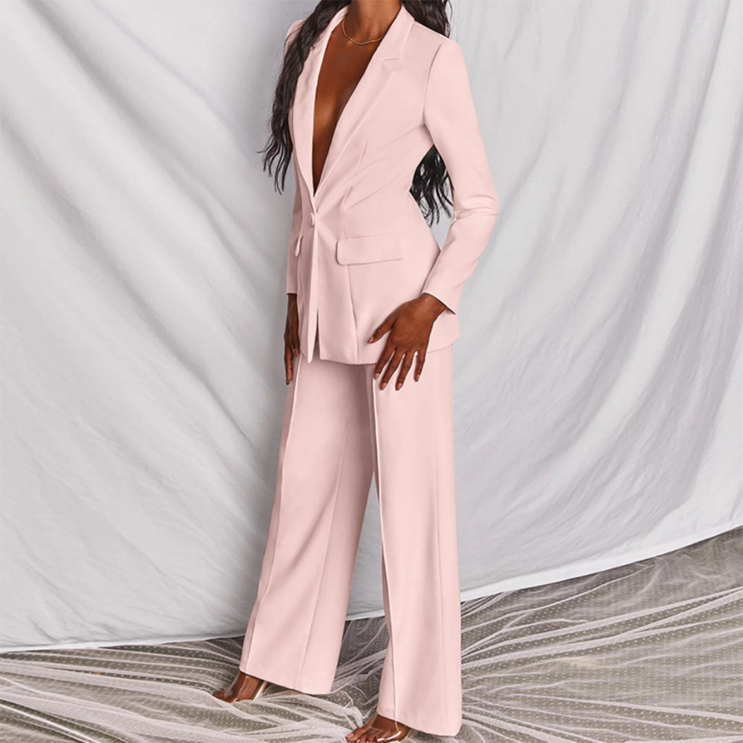 Frau im eleganten rosa Hosenanzug, Blazer und Hose, Mode, Damenbekleidung, Business-Look.