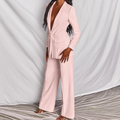 Frau im eleganten rosa Hosenanzug, Blazer und Hose, Mode, Damenbekleidung, Business-Look.